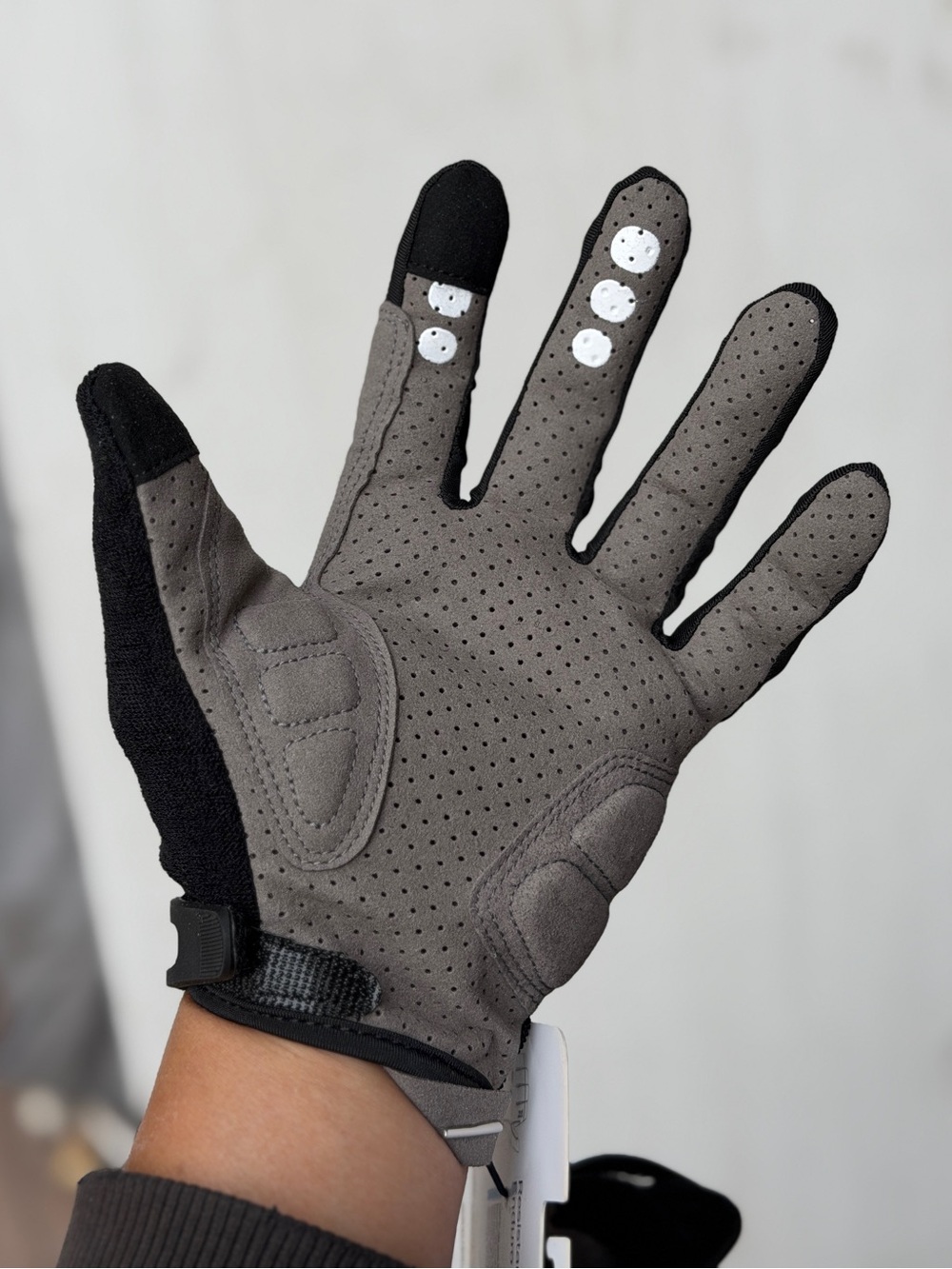 Gloves - Picture 4 of 13